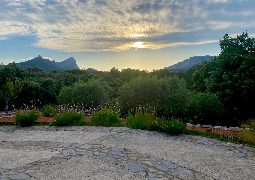 masdecala-gites-vue-pic-saint-loup-hortus