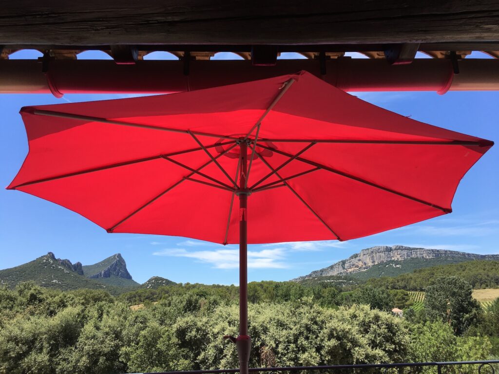 gîtes au pic saint-Loup avec vue et piscine